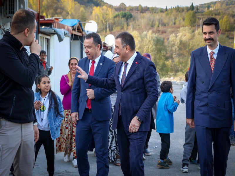 Vali Osman Hacıbektaşoğlu, Çaydeğirmeni’nde Vatandaşlarımızın Çay Davetine Katıldı