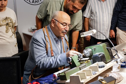 Vali Köşger Dünyanın En Büyük Geleneksel Tesbih Ve Doğal Taşlar Fuarı’nı Ziyaret Etti