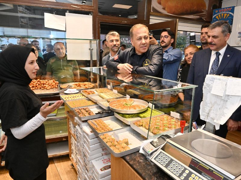 İçişleri Bakanı Yerlikaya ve Vali Çiftçi’den Esnaf Ziyareti