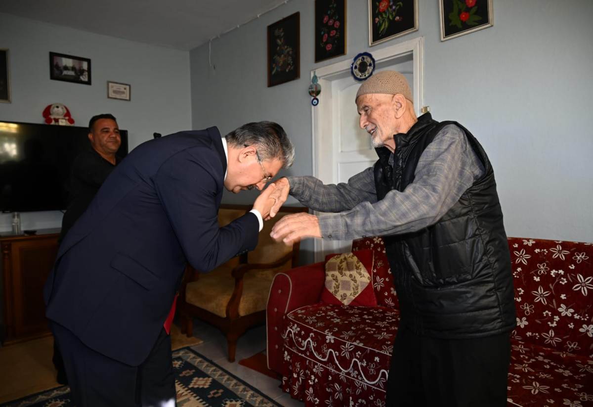 Vali Yılmaz Şehidimiz Jandarma Çavuş Enes Teke'nin Ailesini Evlerinde Ziyaret Etti