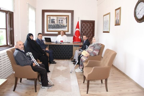 Erbaa Tek Çatı Tüm Engelliler Derneği Başkanı Hasan Yıldız ve yönetim kurulu üyeleri Kaymakamımız Sayın Dr. Remzi DEMİR'i Makamında ziyaret etti.