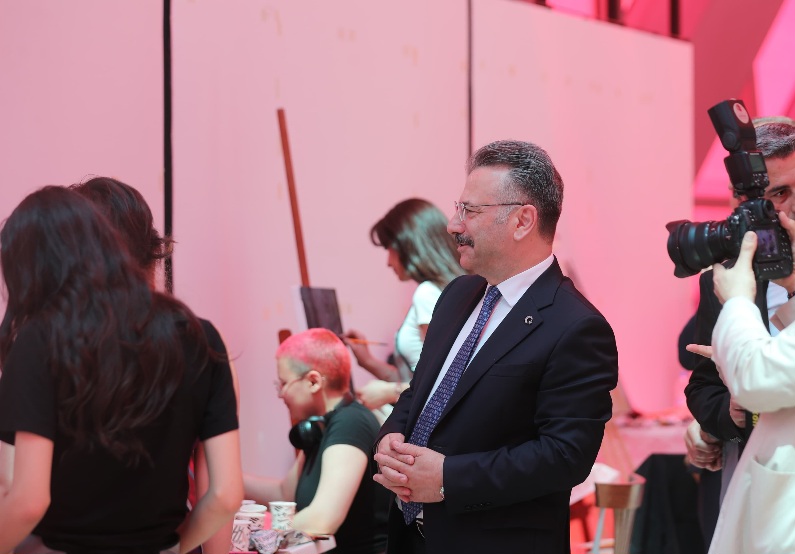 Valimiz Sayın Hüseyin Aksoy, Türk Dünyası Bilim, Kültür ve Sanat Merkezi'nde düzenlenen "Genç Sanat Çalıştayı"na katıldı.