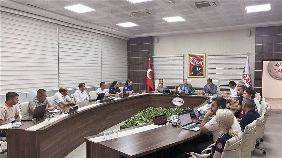 Vali Özkan, Gördes Salur’daki Yangına Müdahale Çalışmalarını Kriz Merkezinden Koordine Ediyor