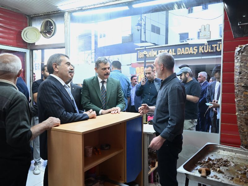 Millî Eğitim Bakanı Yusuf Tekin ve Vali Mustafa Çiftçi’den Erzincankapı Esnafına Ziyaret