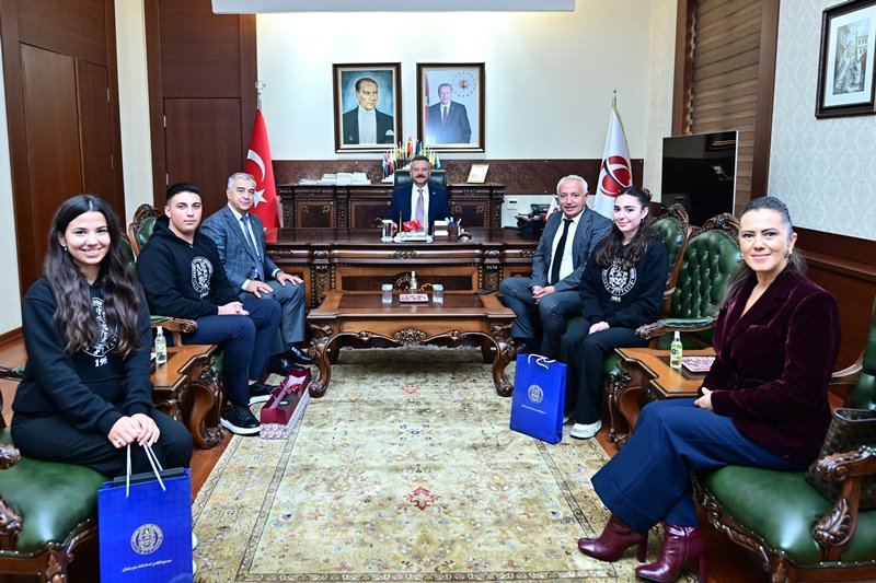 Atayurt Okulları Kurucusu Ahmet Yalçın  beraberindekiler ve  öğrenciler, Valimiz Sayın Hüseyin Aksoy’u ziyaret etti.