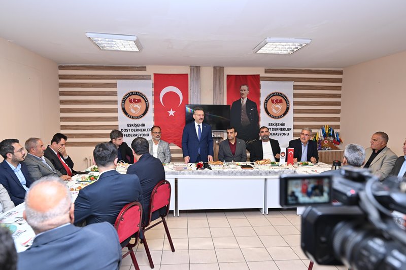 Valimiz Sayın Hüseyin Aksoy, Eskişehir Dost Dernekler Federasyonu Başkanı Ayhan Arslan ve Yönetim Kurulu Üyelerine iade-i ziyarette bulundu.