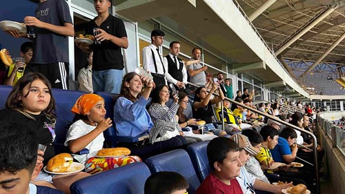 VALİMİZ SAYIN ATİLLA TOROS VE EŞİ DUDU İREM TOROS HANIMEFENDİ, ATAKAŞ HATAYSPOR – FENERBAHÇE KARŞILAŞMASINI MERSİN STADYUMU'NDA İZLEDİ