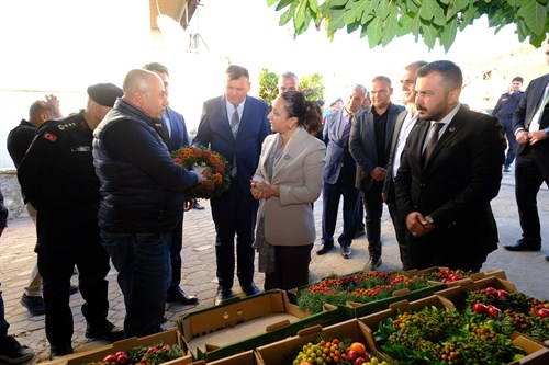 VALİ TÜLAY BAYDAR BİLGİHAN, BUCAK’TA ÇELENK İŞLETMELERİNİ ZİYARET ETTİ