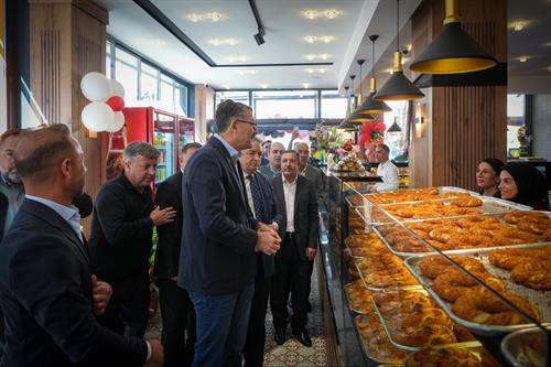 Vali Çelik, Has Simit Cafe Restaurant İşletmesinin Açılışına Katıldı