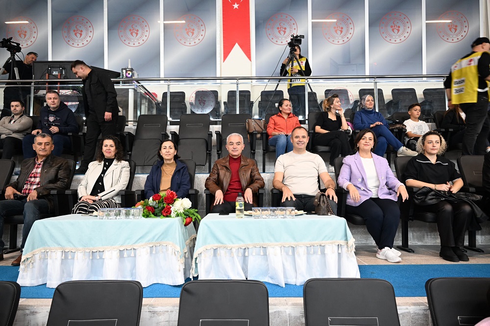 Vali Turan, Kırklareli Belediyesi Fen Bilimleri Okulu Basketbol Takımımızın maçını izledi…