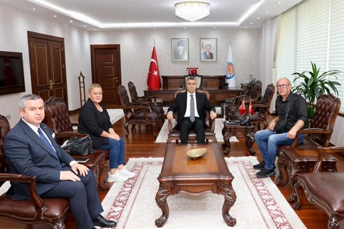 VALİMİZ SAYIN ATİLLA TOROS, ZİYARETİNE GELEN ŞEHİT ASTEĞMEN HAŞİM BAŞARIR’IN ANNESİ SELMA BAŞARIR VE BABASI MUSTAFA BAŞARIR İLE GÖRÜŞTÜ