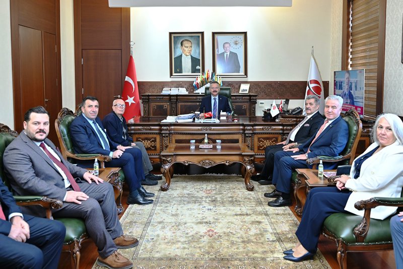 Valimiz Sn. Hüseyin Aksoy, Eskişehir Esnaf ve Sanatkârlar Odaları Birliği Başkanı Ekrem Birsen ve beraberindeki kutlama komitesi üyelerini kabul etti