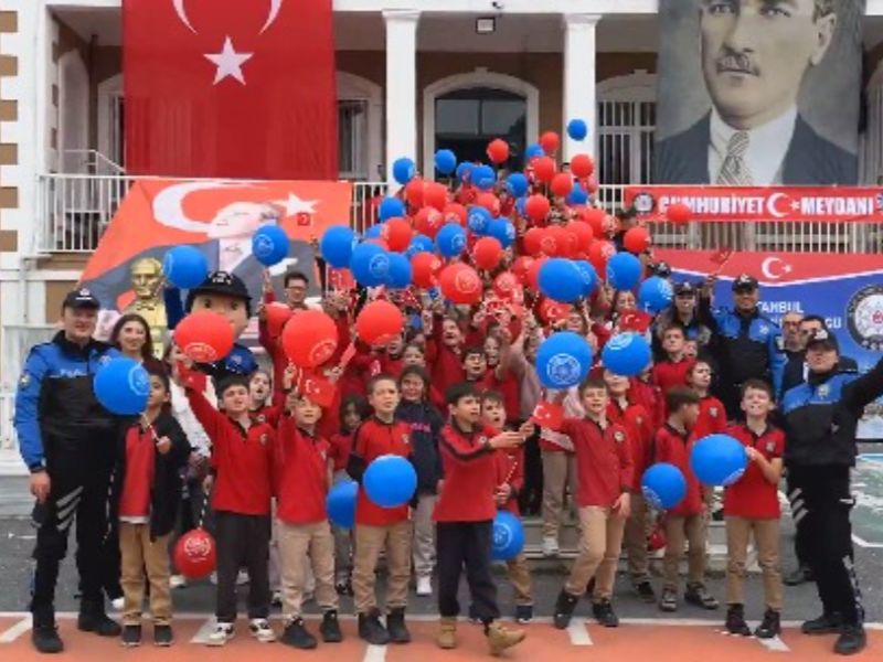 İstanbul Emniyet Müdürlüğü, Cumhuriyet Coşkusunu Minik Öğrencilerle Paylaştı