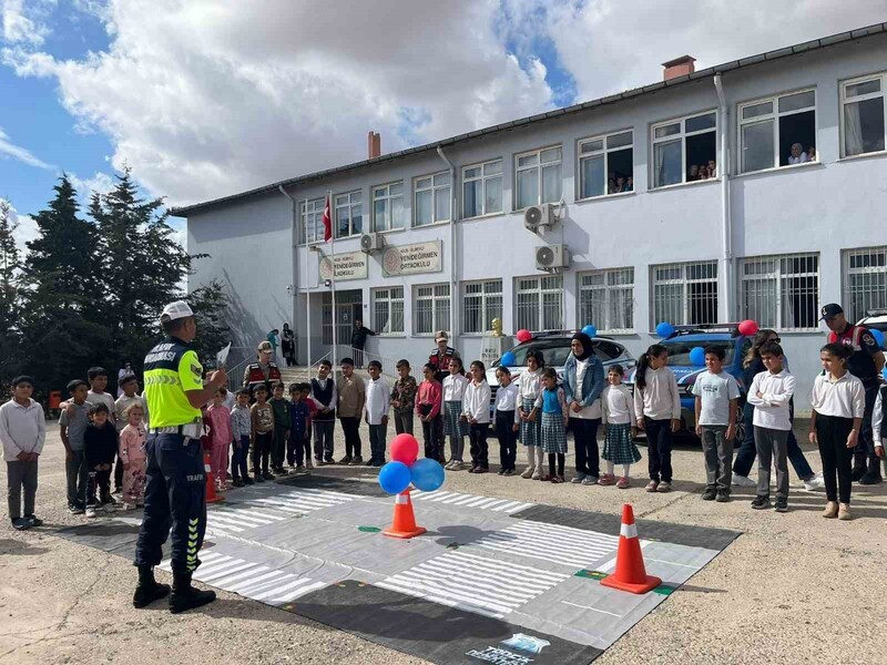 Kilis’te Jandarma Ekiplerince Öğrencilere Trafik Eğitimi Verildi