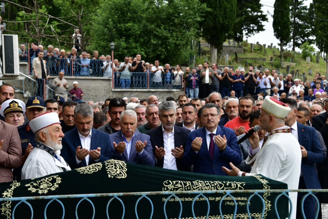 Vali Aziz Yıldırım, Sel Felaketinde Hayatını Kaybeden Vatandaşın Cenaze Namazına Katıldı