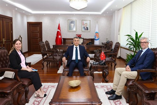 VALİMİZ SAYIN ATİLLA TOROS, ZİYARETİNE GELEN BİRLEŞMİŞ MİLLETLER DÜNYA GIDA PROGRAMI (WFP) TÜRKİYE DİREKTÖRÜ STEPHEN JOHN CAHİLL İLE GÖRÜŞTÜ
