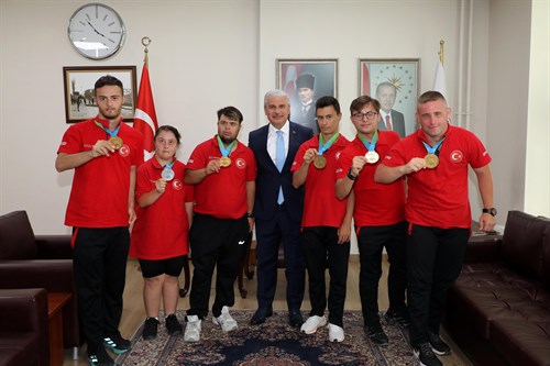 Valimiz İbrahim Akın, Şampiyon Özel Sporcularımızı Makamında Ağırladı