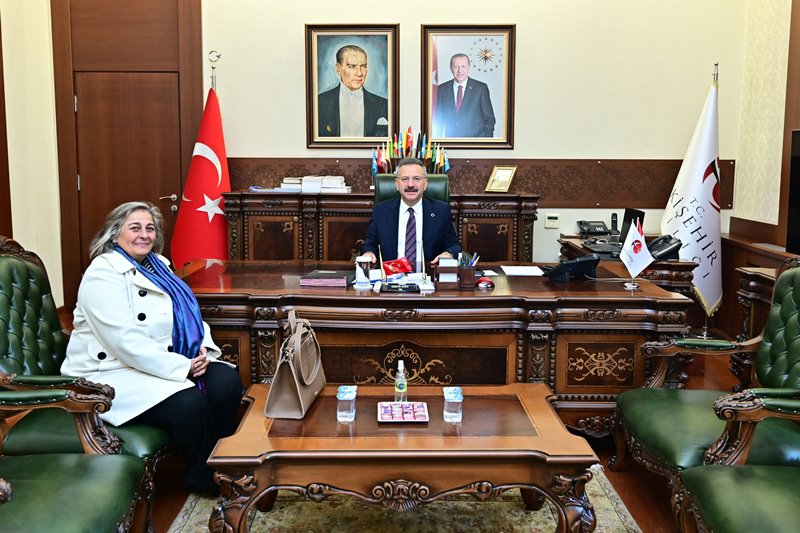 Eskişehir Şehir Tiyatroları Sahne Amiri Berna Kafkas Valimiz Sayın Hüseyin Aksoy'u ziyaret etti.