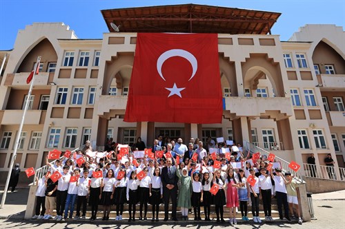 Vali Usta Öğrencilerin Karne Sevincine Ortak Oldu