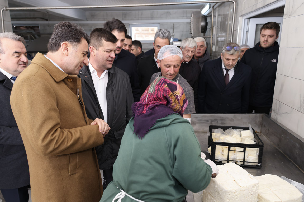 VALİ ŞEFİK AYGÖL, DÜZAĞAÇ KÖYÜNDE VATANDAŞLARLA BULUŞTU VE BAYRAK MANDIRA ÜRETİM TESİSİ’NDE İNCELEMELERDE BULUNDU