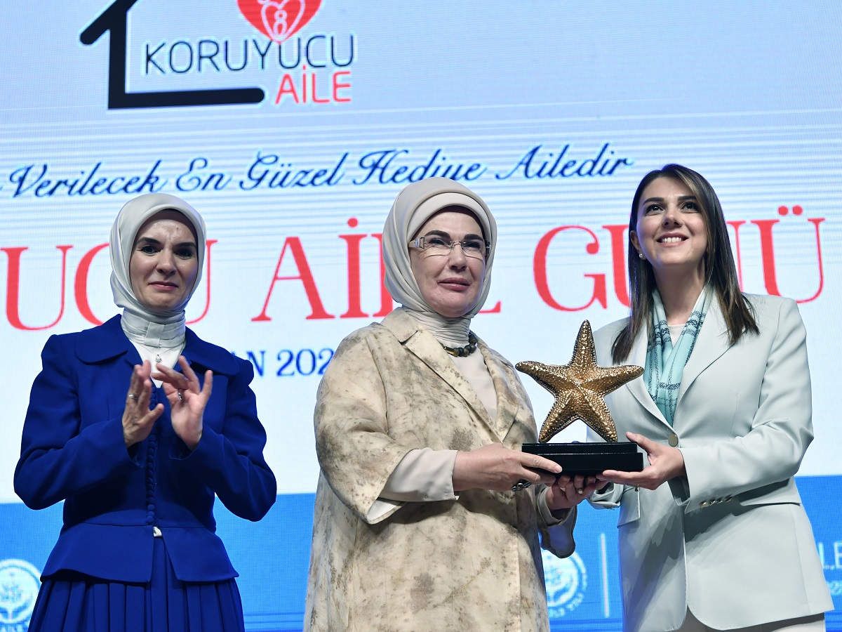 Saygıdeğer Emine ERDOĞAN Hanımefendi'den Koruyucu Aile Çalışmalarıyla Türkiye 1.si olan Hatay'ımıza Plaket.