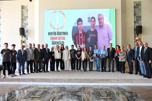 VALİMİZ SAYIN ATİLLA TOROS’UN EŞİ DUDU İREM TOROS HANIMEFENDİ, MODEL FABRİKA VE YENİLİK MERKEZİNDE DÜZENLENEN ÖDÜL TÖRENİNE KATILDI