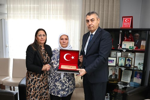 VALİMİZ SAYIN ATİLLA TOROS VE EŞİ DUDU İREM TOROS HANIMEFENDİ, ŞEHİT ASTEĞMEN MURAT AKKUŞ’UN ANNESİ HİKMET AKKUŞ'U ZİYARET ETTİ