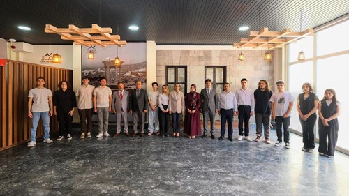 VALİ TÜLAY BAYDAR BİLGİHAN BURDUR’DA YKS’DE İLK 1000’E GİREN ÖĞRENCİLER İLE BİR ARAYA GELDİ