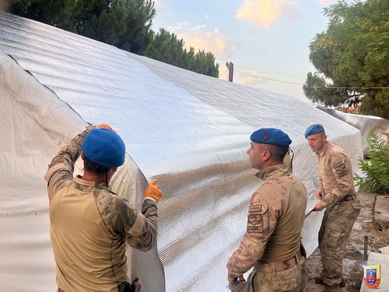 Balıkesir Sındırgı’da Depremzedelere Jandarma Desteği: Çadır Kurulumu ve Yardım Faaliyetleri İle Barınma Desteği Sağlanıyor