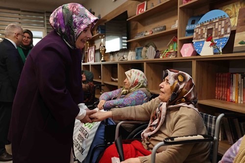 Uzm. Dr. Dilek Didem Ayyıldız Hanımefendi'den Anneler Günü'nde Huzurevine Ziyaret