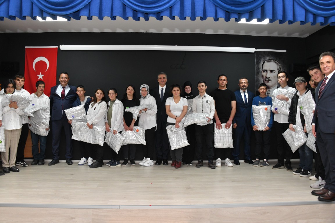 Vali Aydın Baruş “Özel Eller Sanat Sergisi ve Programı”na Katıldı