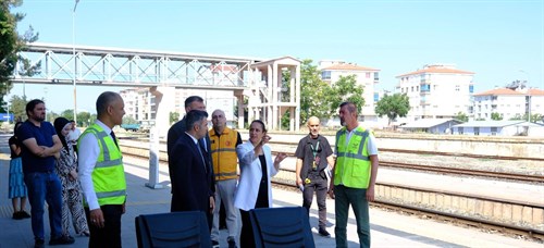VALİ TÜLAY BAYDAR BİLGİHAN, BURDUR GAR BİNASI’NDAKİ MİLLET KIRAATHANESİ RESTORASYON ÇALIŞMALARINI İNCELEDİ