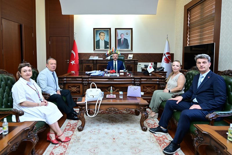 Büyükşehir Belediyesi Genel Sekreteri Mehmet Recai Erdir ve beraberindekiler Valimiz Sayın Hüseyin Aksoy’u makamında ziyaret etti.