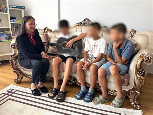 VALİMİZ SAYIN ATİLLA TOROS’UN EŞİ DUDU İREM TOROS HANIMEFENDİ, AİLE VE SOSYAL HİZMETLER İL MÜDÜRLÜĞÜNE BAĞLI ÇAĞLAYAN ÇOCUK EVİNİ ZİYARET ETTİ