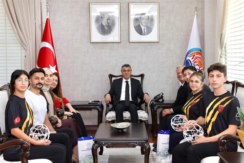VALİMİZ SAYIN ATİLLA TOROS, ZİYARETİNE GELEN MERSİN OSB YÖNETİM KURULU BAŞKANI SABRİ TEKLİ VE MERSİN ÖZEL ŞİŞECAM MTAL ÖĞRENCİLERİ İLE GÖRÜŞTÜ