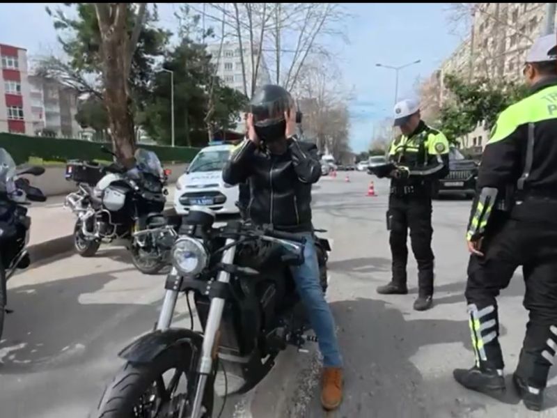 Samsun'da Trafik Kurallarına Titizlikle Uydukları Belirlenen Motosiklet Sürücülerine Polis Ekipleri Tarafından Buff (boyunluk) Hediye Edildi