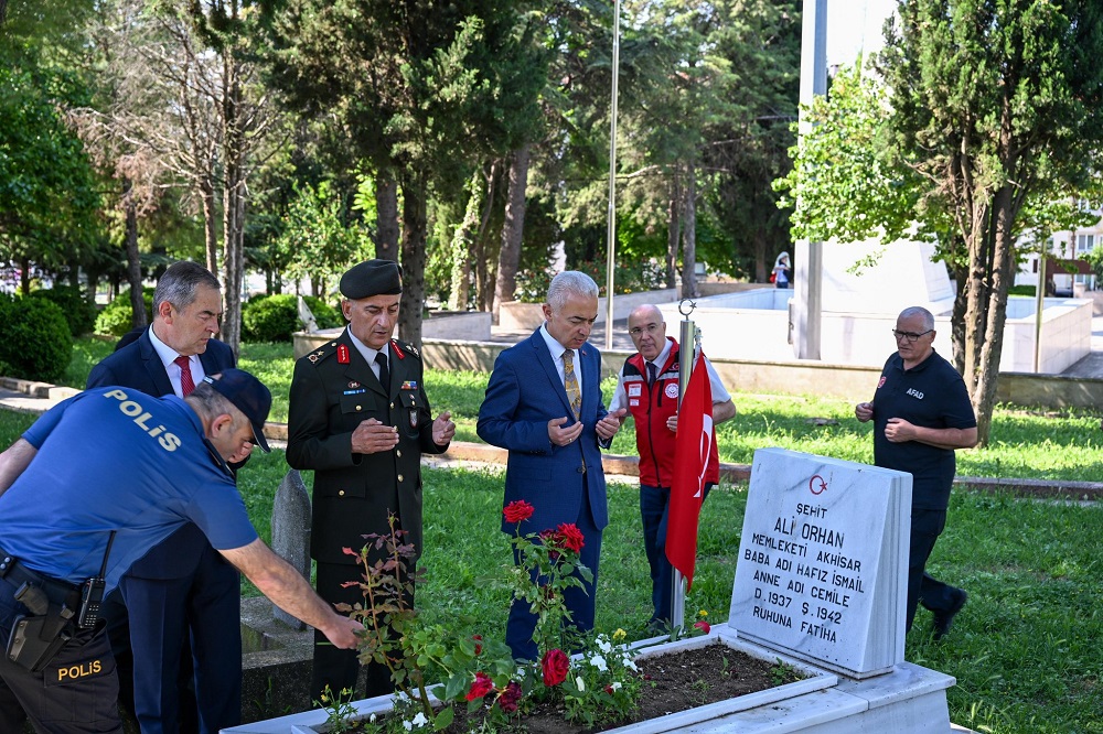 Vali Turan, Kurban Bayramı münasebetiyle Arefe Günü Şehitliklerde Aziz Şehitlerimizin kabirlerini ziyaret etti…