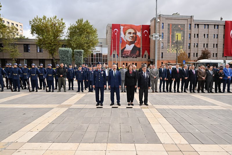 "19 Eylül Gaziler Günü" dolayısıyla Valilik Meydanında düzenlenen törene katılan Valimiz Sayın Hüseyin Aksoy, Atatürk Anıtına çelenk sundu.