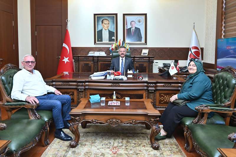 İstanbul ilinden Abdurrahman Cihan ve eşi Ayşe Cihan Valimiz Sayın Hüseyin Aksoy'u ziyaret etti.