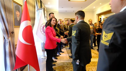 SAYIN VALİMİZ TÜLAY BAYDAR BİLGİHAN, 30 AĞUSTOS ZAFER BAYRAMI’NIN 103. YIL DÖNÜMÜ MÜNASEBETİYLE VALİLİK MAKAMINDA TEBRİKLERİ KABUL ETTİ