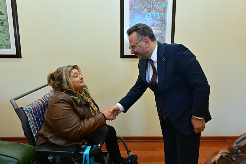 Türkiye Sakatlar Derneği Eskişehir Şube Başkanı Ecevit Yılancı ve yönetim kurulu üyeleri, Valimiz Sayın Hüseyin Aksoy’u makamında ziyaret etti.