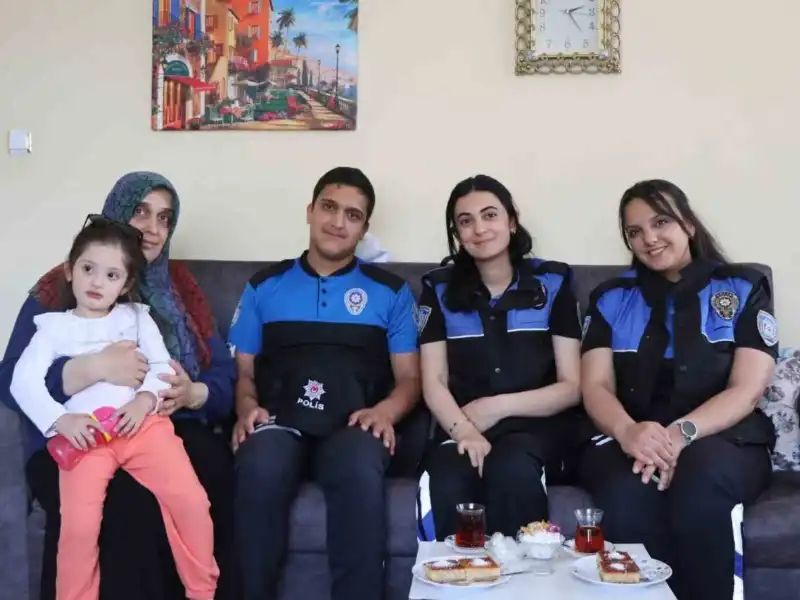 Erzurum’da, Toplum Destekli Polis Ekiplerince Ahmet Arif’in Hayali Gerçek Oldu: Bir Günlüğüne Polis Üniforması Giydi
