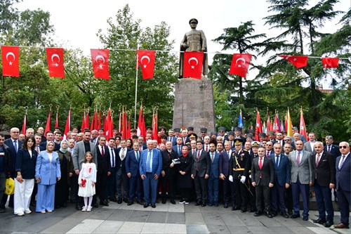 Cumhuriyet’in 102. Yılı Dolayısıyla Atatürk Anıtı’na Çelenk Sunuldu