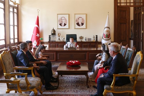23 NİSAN’DA MİNİK ÖĞRENCİLER VALİ AYGÖL’Ü ZİYARET ETTİ