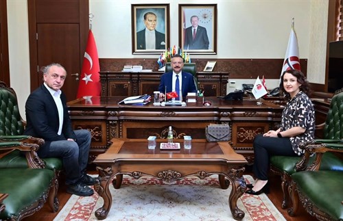 Kocaeli Sosyal Yardımlaşma ve Dayanışma Vakfı Müdürü Yeliz Ünsoy ve İş İnsanı Yavuz Yazıcı, Valimiz Sayın Hüseyin Aksoy’u ziyaret etti.