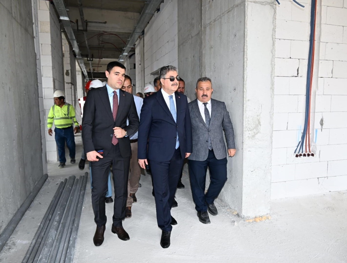 Vali Yılmaz, Yapımı Devam Eden Toprakkale Hükümet Konağı İnşaatından İnceleme ve Denetlemelerde Bulundu