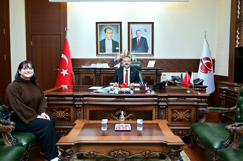 Osmangazi Üniversitesi Ebelik Bölümü öğrencisi Melisa Zeybek Valimiz Sayın Hüseyin Aksoy’u ziyaret etti.