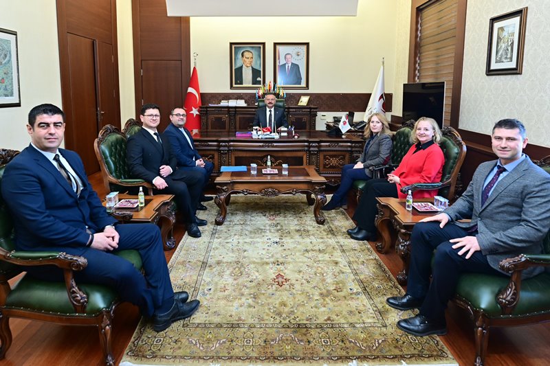 Valimiz Sayın Hüseyin Aksoy,  KOSGEB İl Müdürü Tarık Yılmaz ve beraberindekilerini makamında kabul etti.