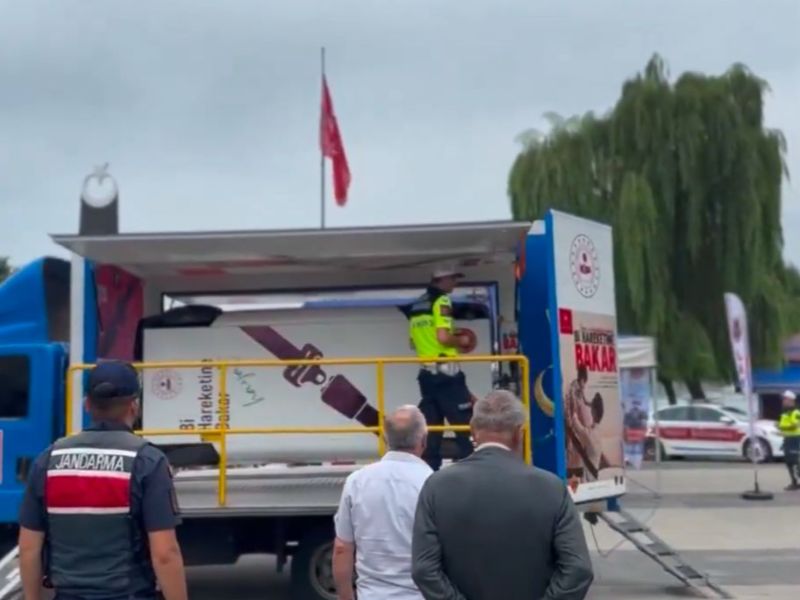 Giresun Trafik Jandarma Ekiplerimizce Emniyet Kemeri Simülasyon Aracı Kullanılarak Yol Kullanıcılarına Yönelik Trafik Güvenliği Eğitimi Verildi