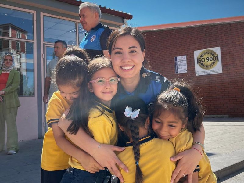 Çorum'da Polis Ekipleri, Öğrencilerin Bayram Sevincine Ortak Oldu
